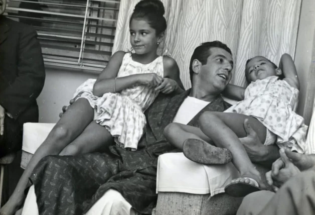Belén con su padre, Antonio Ordóñez, y su hermana en una de las tertulias de su casa.