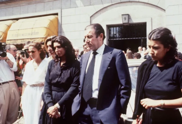 Antonio Ordoñez y sus hijas Carmina y Belén en el entierro de su Esposa Carmen Gonzalez.