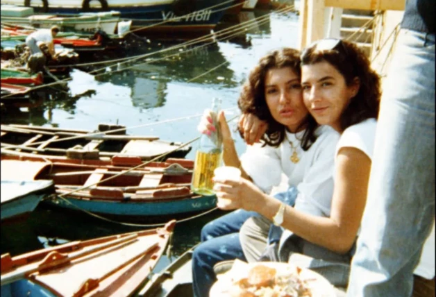 Las dos hermanas junto a unas barcas haciendo un picnic.