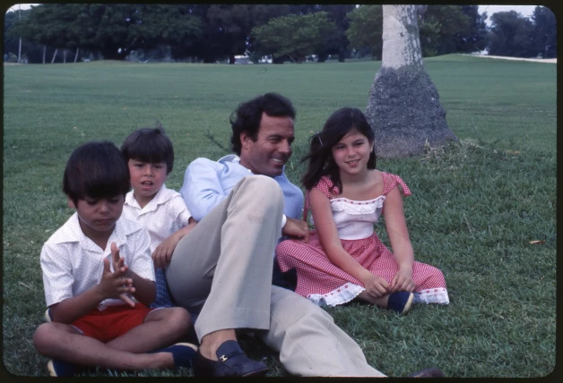 Julio Iglesias con sus hijos Chábeli, Enrique y Julio José de pequeños