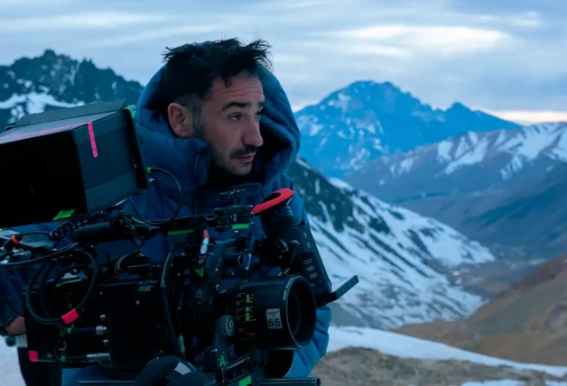 Bayona dirigiendo la película 'La sociedad de la nieve' en una montaña.