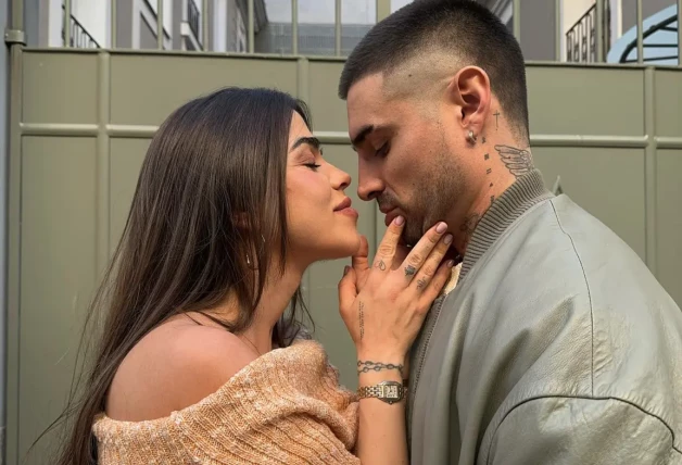 Violeta Mangriñán y Fabio Colloricchio posando muy románticos.