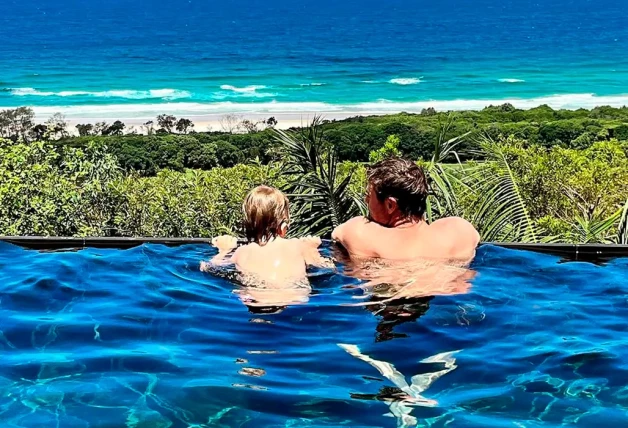 Chris Hemsworth y Amon bañándose en la piscina.