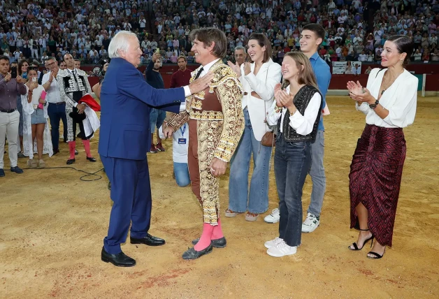 Manuel Díaz con su padre Manuel Benítez, sus hijos y su esposa en su adiós al toreo.