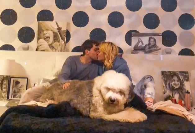 Zayra Gutiérrez y su novio Miki Mejías en la cama con su perro