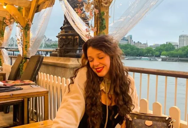 Zayra Gutiérrez en una imagen castaña con el pelo largo