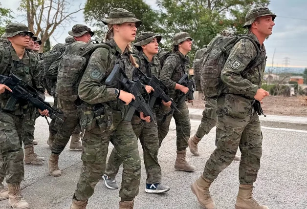 Leonor ha tenido que correr, y mucho, en la academia, tanto con equipación como sin ella.