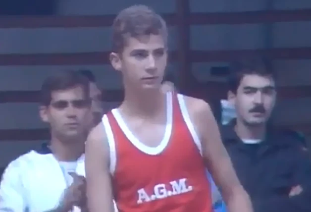 El rey Felipe de joven con la camiseta del A.G.M. de baloncesto en 1985.