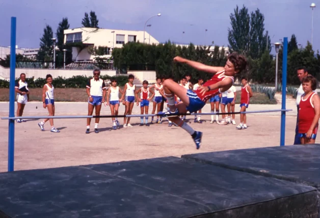 El Rey Felipe de joven practicando atletismo en el colegio.