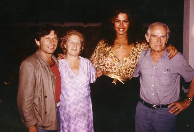 Bibiana Fernández con Roman Polanski y otras personas desconocidas