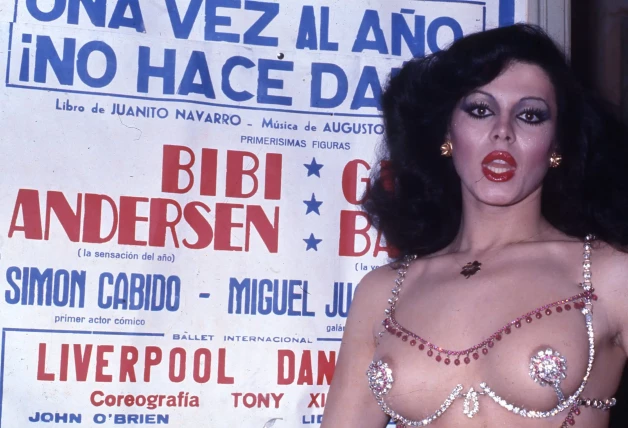 Bibiana Fernández en 1978 con el cartel de su obra 'Una vez al año no hace daño'