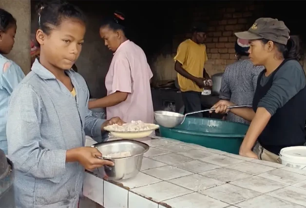 Lo primero fue dar de comer a los niños...