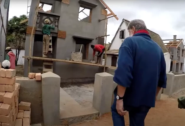 A sus 75 años, sigue trabajando y supervisando las construcciones.