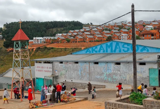 Tras el mercado central, las casitas, aún por terminar, se ven todas iguales.