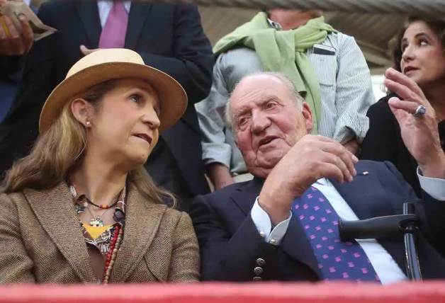 La Infanta Elena en los toros con su padre, el rey emérito