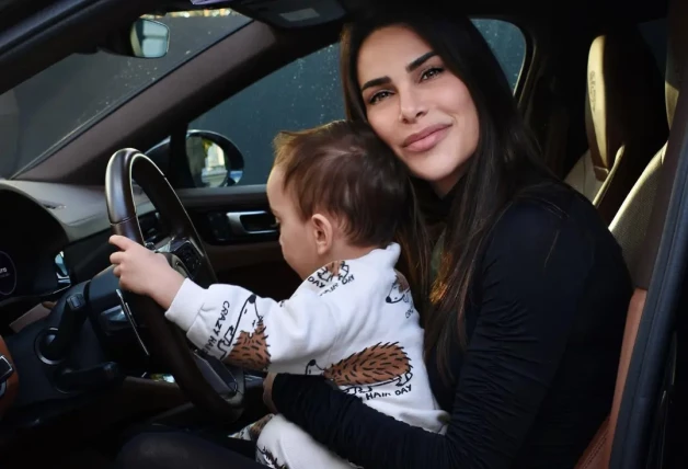 Carla Barber con su hijo.