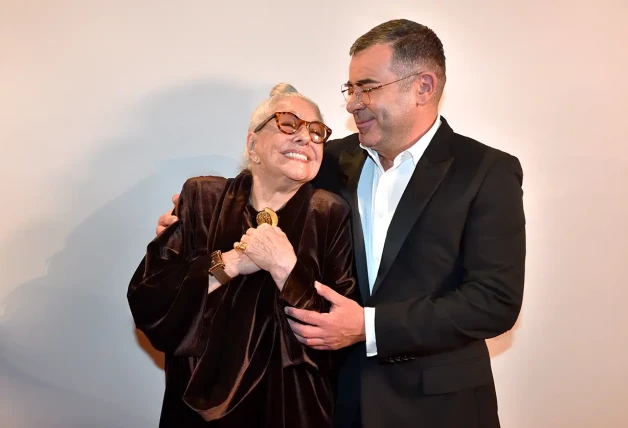 Lola Herrera posando sonriente y abrazada a Jorge Javier Vázquez.