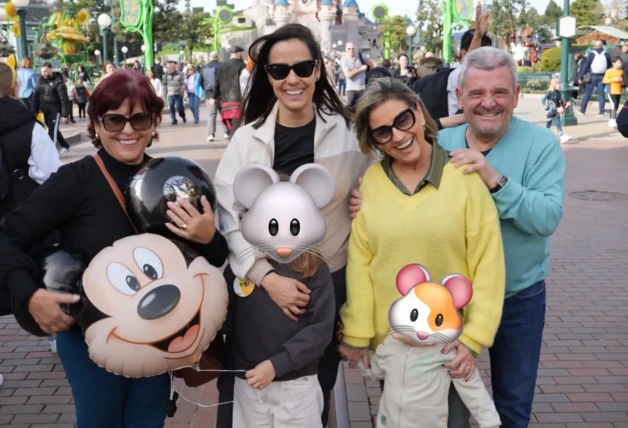 Roberto Leal y su familia en 'Disneyland'.