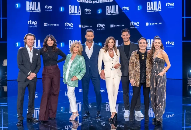 Fabiola Martínez entre los demás famosos concursantes de 'Baila como puedas'.