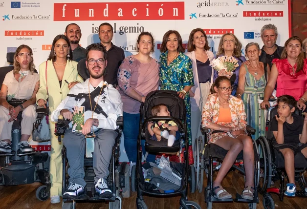 Isabel Gemio rodeada de personas afectadas por enfermedades raras durante un acto de su fundación.