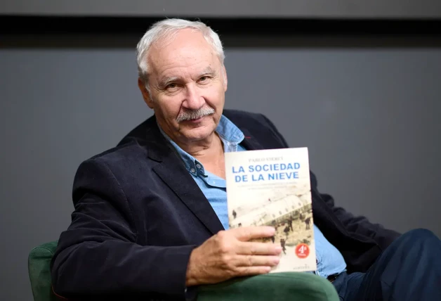 Pablo Vierci mostrando el famoso libro 'La sociedad de la nieve'.