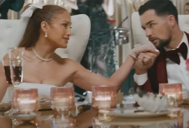 Imagen de un videoclip del documental de Jennifer Lopez vestida de novia.