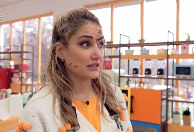 Alba Carrillo y Rocío Carrasco, jugando con el chocolate en 'Bake Off'.