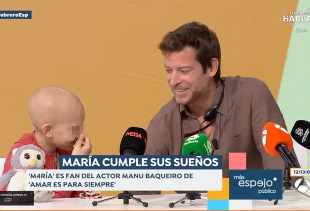 La niña se quedó sin palabras cuando el actor se sentó a su lado.