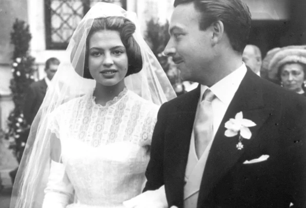 El principe Alfonso de Hohenlohe y la princesa Ira de Furstenberg el dia de su boda en 1955.