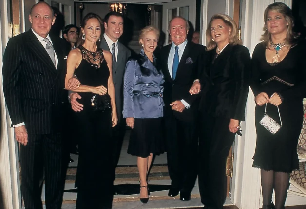 Isabel Preysler inaugura tienda de Porcelanosa en Nueva York. De izquierda a derecha Reinaldo Herrera, Isabel Preysler, John Travolta, Carolina Herrera, Tomás Terry, la princesa Ira de Fürstenberg e Isabel Sartorius