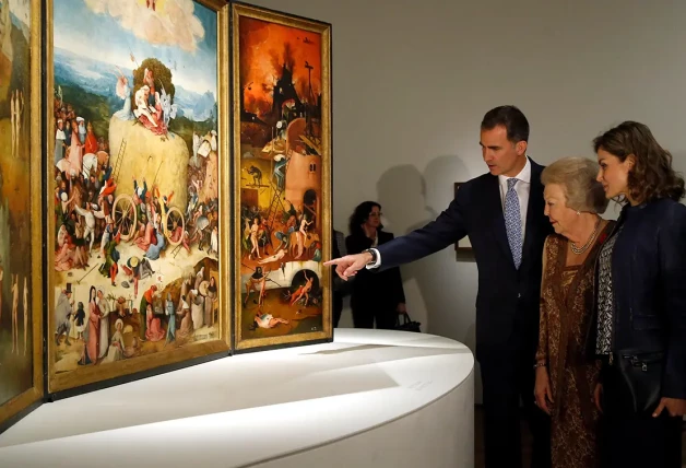 Felipe y Letizia admirando un cuadro de El Bosco.