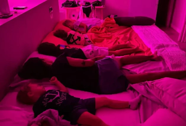 Pilar Rubio durmiendo con sus 4 hijos