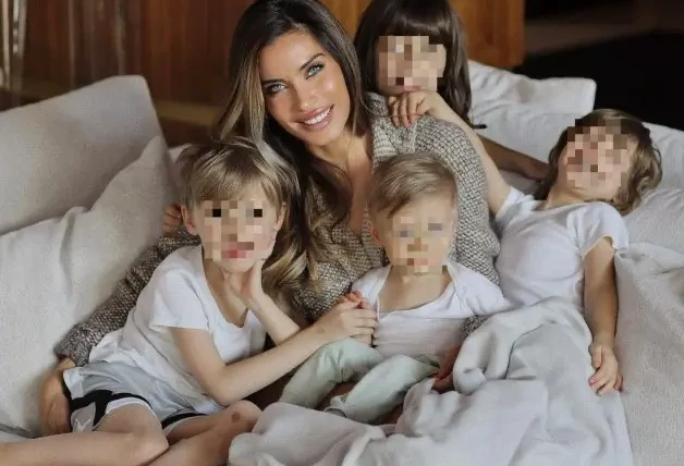 Pilar Rubio con sus 4 hijos