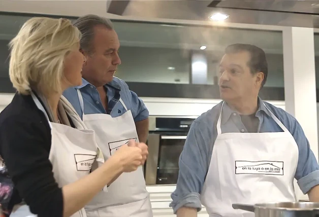 Bertín Osborne cocinando junto a Ramón García en el programa de televisión 'Mi casa es la tuya'.