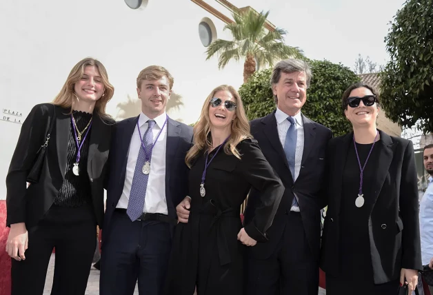 Una imagen de hace casi un año en la que aparecen Cayetano y Bárbara sonrientes con Genoveva y los dos hijos de ésta y el duque de Arjona, Luis y Amina. Ahora, la relación ya no sería tan idílica.