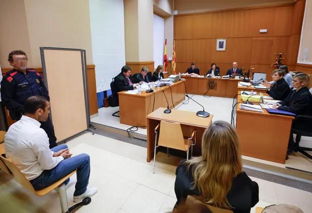 Alves ante el tribunal y los letrados de la defensa y la acusación.