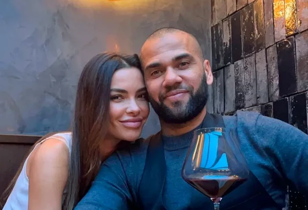 Dani Alves tomando vino con su ex.