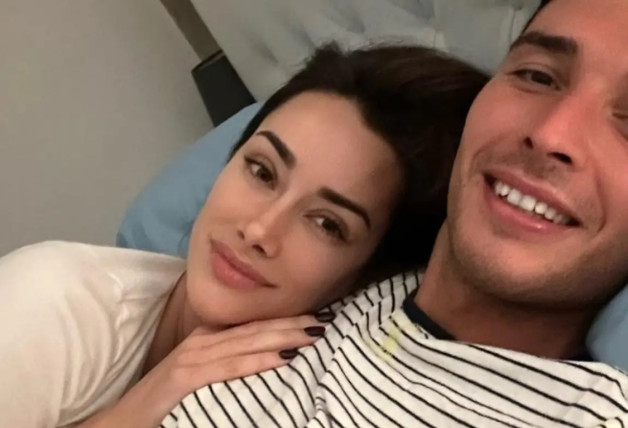 Adara Molinero y Alex Ghita desde la cama.