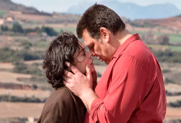 Laia y Hovik en un fotograma de la película de Isabel