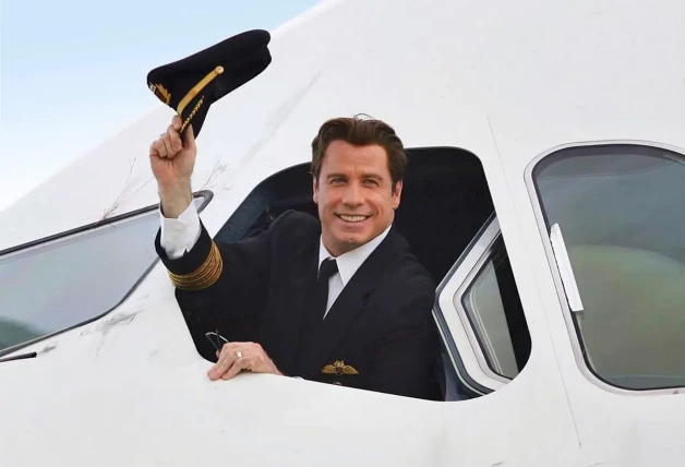 John Travolta pilotando un avión.