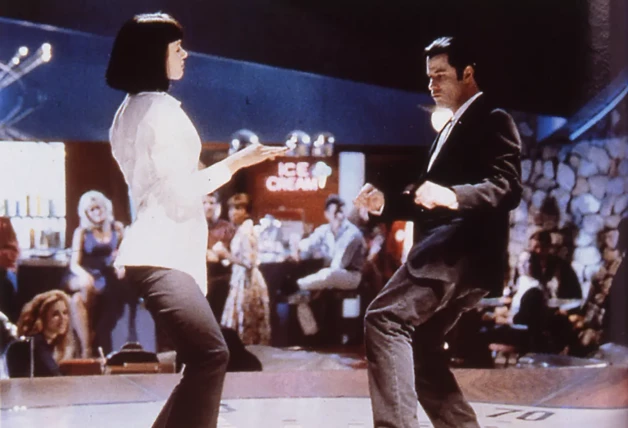 John Travolta bailando un twist con Uma Thurman en 'Pulp Fiction'.