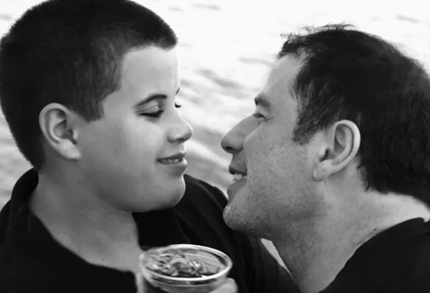John Travolta con Jett, su hijo primogénito, que sufría la enfermedad de Kawasaki y murió en el 2009, con sólo 16 años.