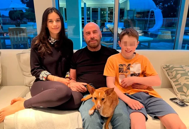 John Travolta en una foto reciente, con sus otros dos hijos: Ella Blue y Benjamin.