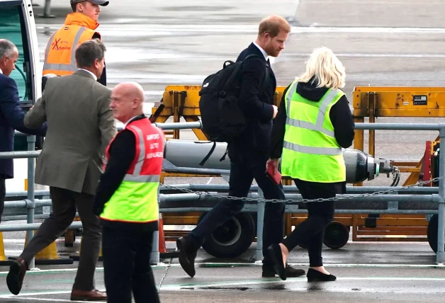 Tras conocer la noticia, Harry voló de Los Ángeles a Londres para ver a su padre.