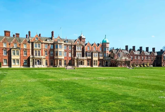 Tras reunirse con Harry en Clarence House, el rey y Camilla viajaron en helicóptero a la mansión de Sandringham