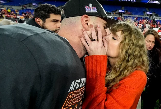 Noche histórica sin su novio. Travis Kelce, el jugador de fútbol americano con el que sale desde hace seis meses, no pudo estar con ella. Tenía que entrenar para la Super Bowl.