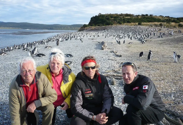 Jesús Calleja con su hermano y sus padres en una playa repleta de pingüinos.