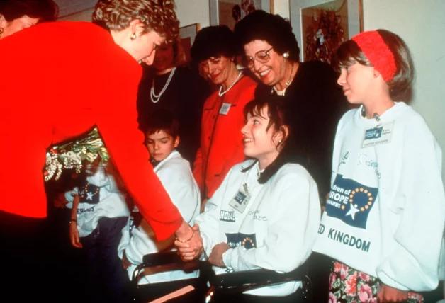 Diana de Gales saludando niñas discapacitadas.