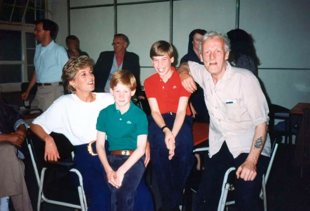 Una imagen de 1993, de la primera vez que la princesa Diana llevó a sus dos hijos a un albergue de gente sin hogar.