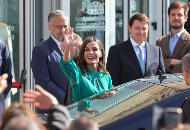 La reina Letizia saludando desde el coche.